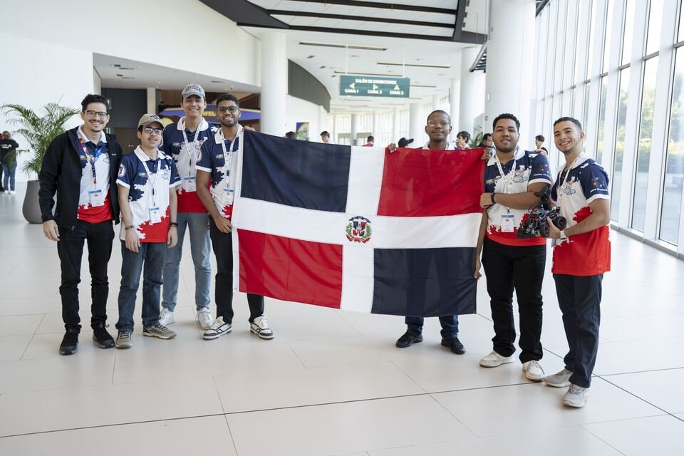 Estudiantes dominicanos representando al país en la World Robot Olympiad